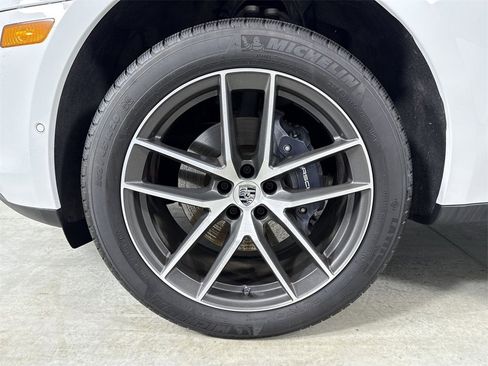 Certified 2025 Porsche Macan image 13