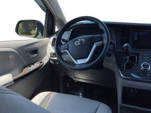 Used 2017 Toyota Sienna XLE w/ XLE Navigation Package FWD image 11