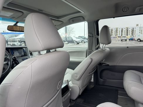 Used 2017 Toyota Sienna XLE Premium image 14