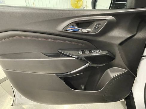 Used 2025 Chevrolet Trax RS FWD image 19