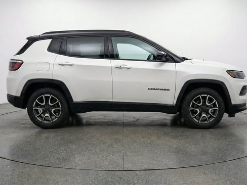Used 2025 Jeep Compass Trailhawk AWD/4WD image 11