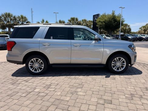 Used 2024 Ford Expedition XLT RWD image 8