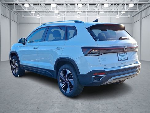 Certified 2025 Volkswagen Taos SE w/ Panoramic Sunroof Package image 4