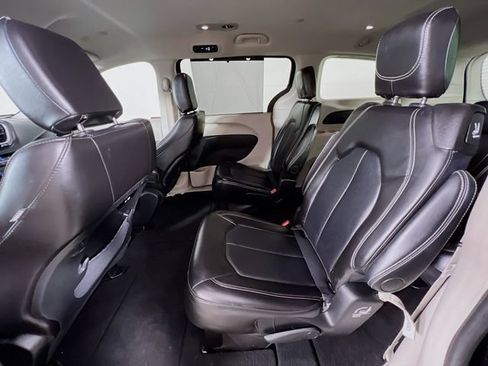 Used 2024 Chrysler Pacifica Touring-L FWD image 23