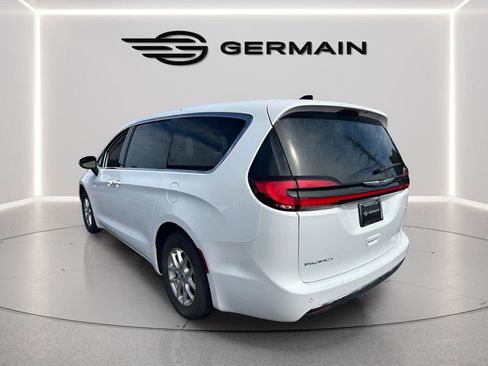 Used 2023 Chrysler Pacifica Touring-L FWD image 5