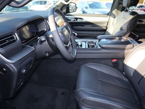 Used 2025 Jeep Wagoneer L Series II w/ 8-pass Seating Package image 13