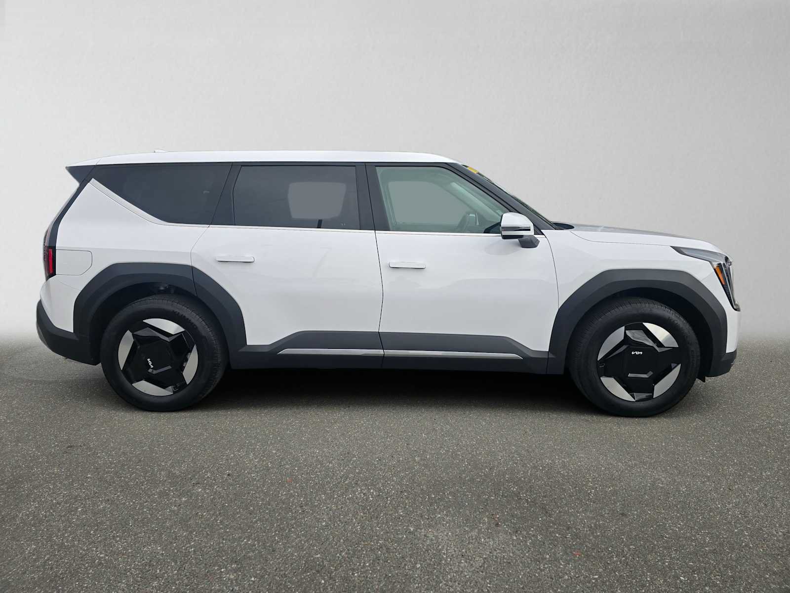 Used 2026 Kia EV9 Light RWD image 2