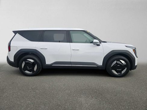 Used 2026 Kia EV9 Light RWD image 2