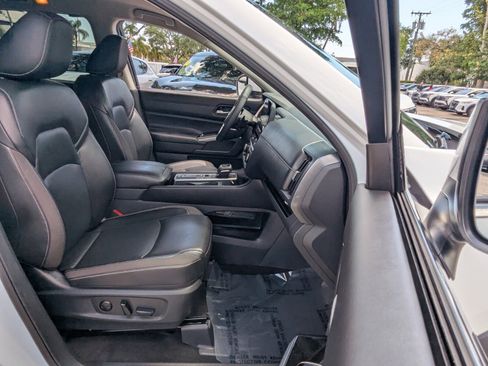 Certified 2025 Nissan Pathfinder SL FWD image 19