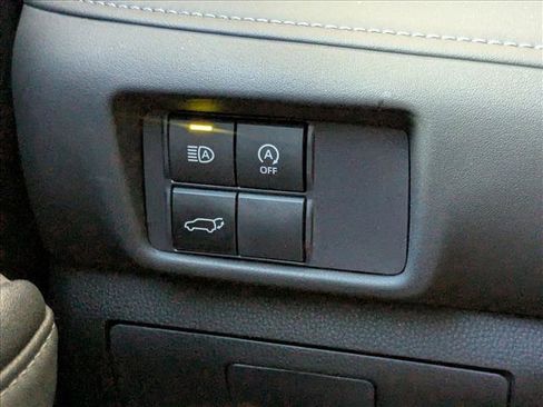Used 2024 Toyota Highlander LE FWD image 11