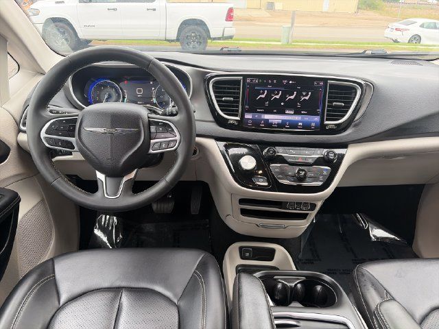 Used 2024 Chrysler Pacifica Touring-L FWD image 32