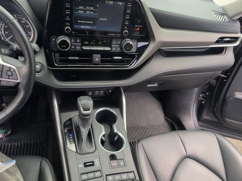 Used 2022 Toyota Highlander XLE image 18