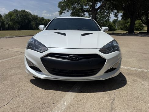 Used 2015 Hyundai Genesis 3.8 RWD image 2
