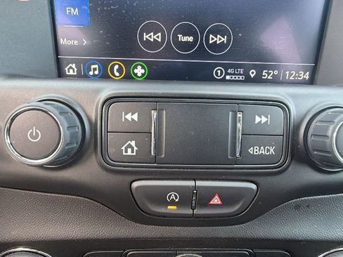 Used 2024 GMC Terrain SLT image 25