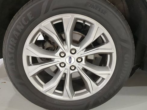 Used 2023 Ford Explorer XLT w/ Equipment Group 202A image 7