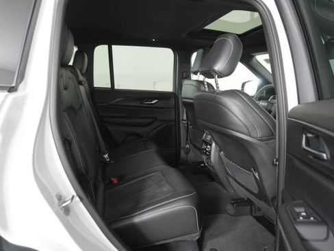 Used 2025 Jeep Grand Cherokee Altitude RWD image 38