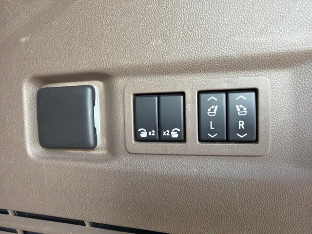 Used 2022 GMC Yukon Denali AWD/4WD image 13