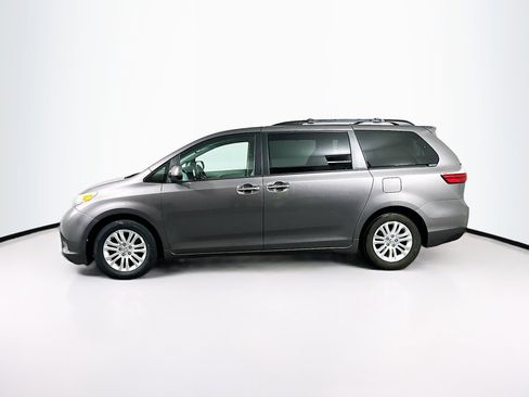 Used 2015 Toyota Sienna XLE FWD image 4
