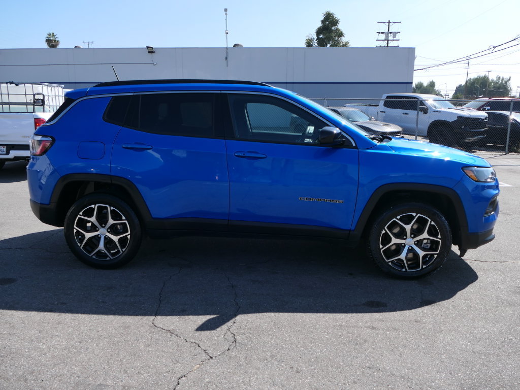 Used 2024 Jeep Compass Latitude AWD/4WD image 2