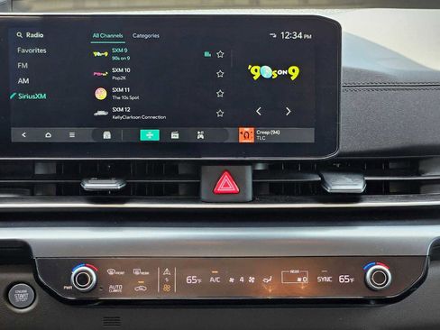 Used 2025 Kia Carnival FWD image 16