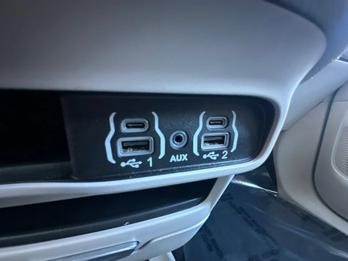 Used 2024 Chrysler Pacifica Touring-L FWD image 30
