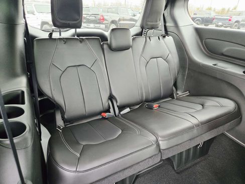 New 2026 Chrysler Pacifica Select w/ S Appearance Package image 15