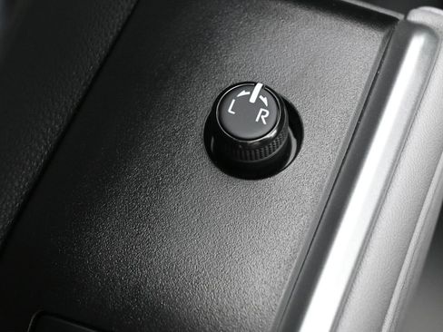 Used 2021 Toyota Highlander XLE image 12