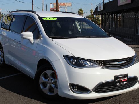 Used 2017 Chrysler Pacifica Premium image 1