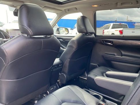 Used 2024 Toyota Highlander Platinum AWD/4WD image 15