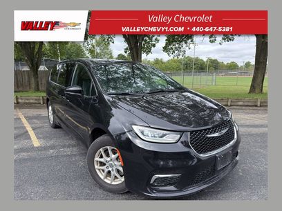 Used 2025 Chrysler Pacifica Select