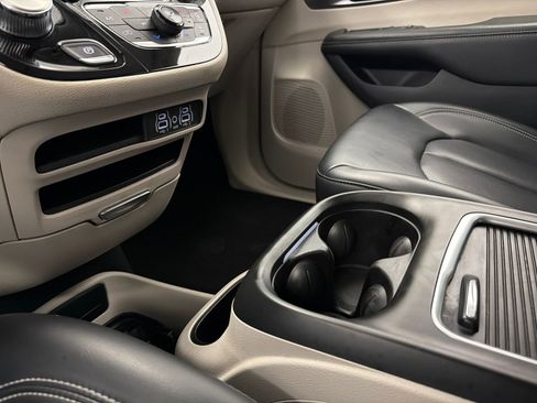 Used 2023 Chrysler Pacifica Touring-L FWD image 30
