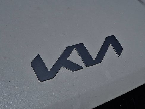 Certified 2024 Kia Carnival EX FWD image 4