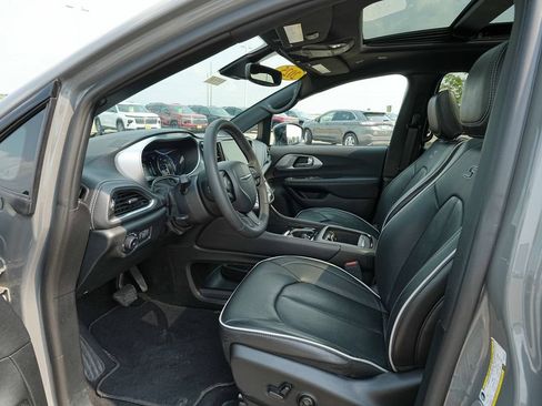 Used 2025 Chrysler Pacifica Limited FWD image 16