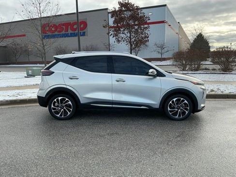 Used 2022 Chevrolet Bolt EUV Premier w/ Sun & Sound Package image 8