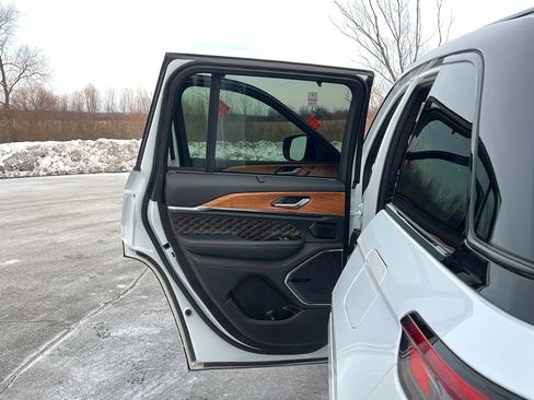 Used 2024 Jeep Grand Cherokee Summit image 39