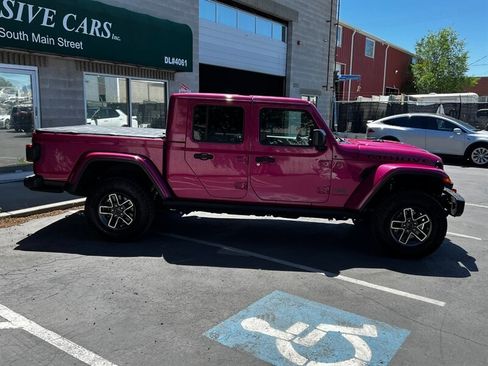 Used 2024 Jeep Gladiator Mojave AWD/4WD image 10