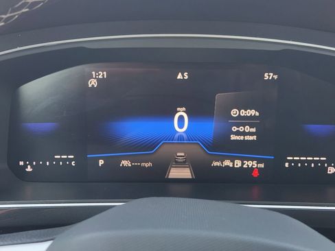 Used 2024 Volkswagen Tiguan SE image 16