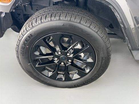 Used 2025 Jeep Wrangler Sahara image 11