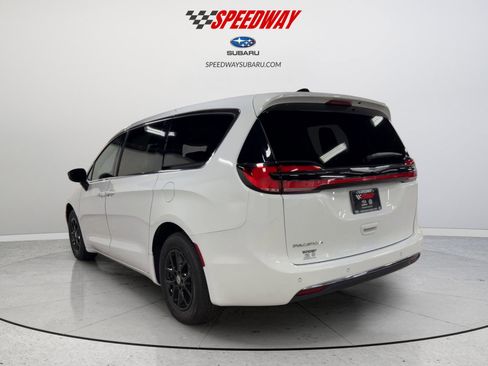 Used 2024 Chrysler Pacifica Touring-L FWD image 8