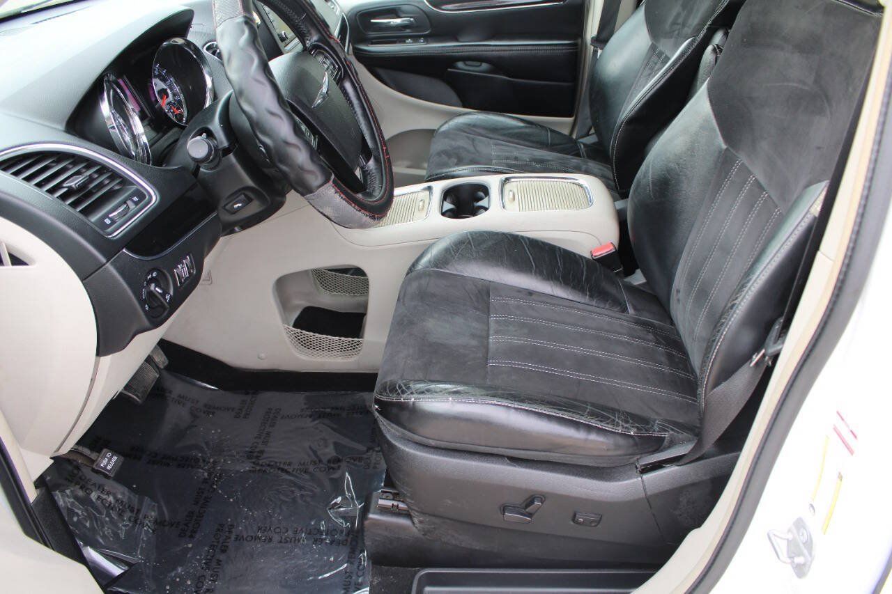 Used 2014 Chrysler Town & Country Touring-L FWD image 11