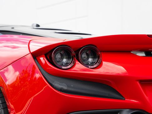 Used 2022 Ferrari F8 Tributo image 31
