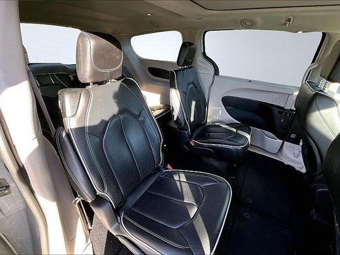 Used 2024 Chrysler Pacifica Limited FWD image 28