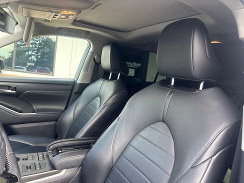 Used 2020 Toyota Highlander XLE AWD/4WD image 3