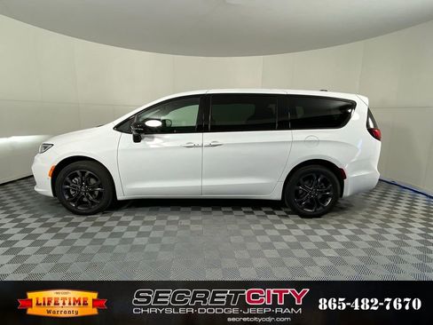 New 2026 Chrysler Pacifica Select image 4