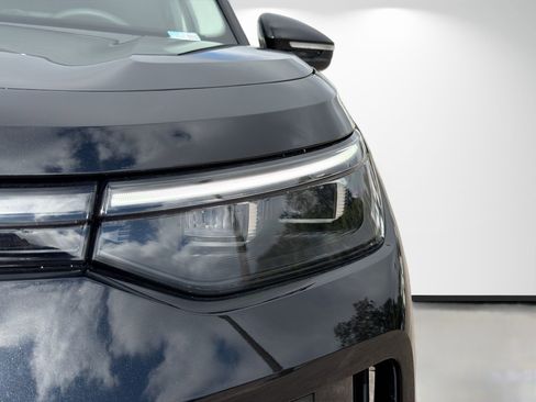 Used 2026 Volkswagen Tiguan SE FWD image 9