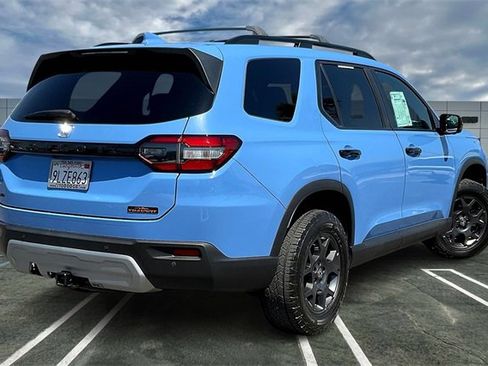 Used 2025 Honda Pilot TrailSport image 13