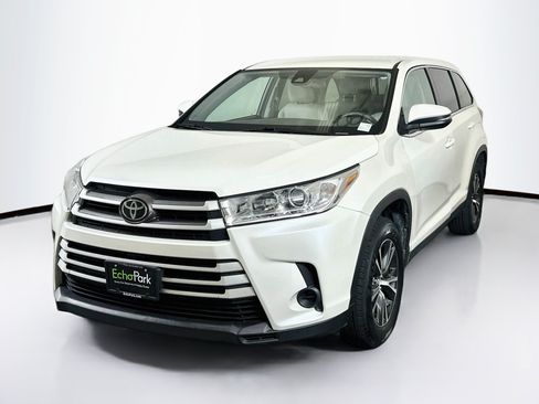 Used 2019 Toyota Highlander LE FWD image 3
