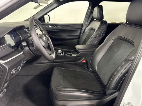 New 2025 Jeep Grand Cherokee L Altitude image 9