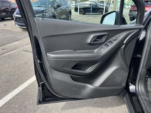 Used 2020 Chevrolet Trax LT w/ LT Convenience Package FWD image 15