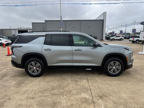 Used 2025 Chevrolet Traverse LT w/ Driver Confidence Package FWD image 2